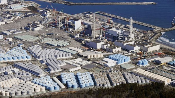 Kontaminovaná voda z jaderné elektrárny Fukušima je nyní uložena v nádržích v areálu této elektrárny.