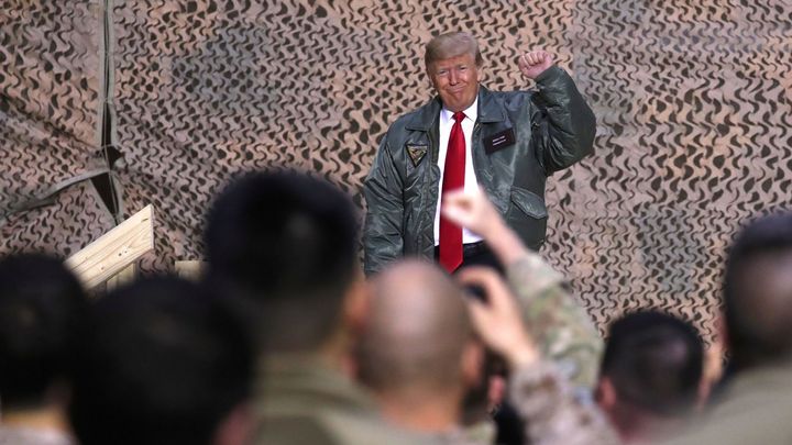 Trump nečekaně navštívil americké vojáky v Iráku. Poděkoval jim za službu