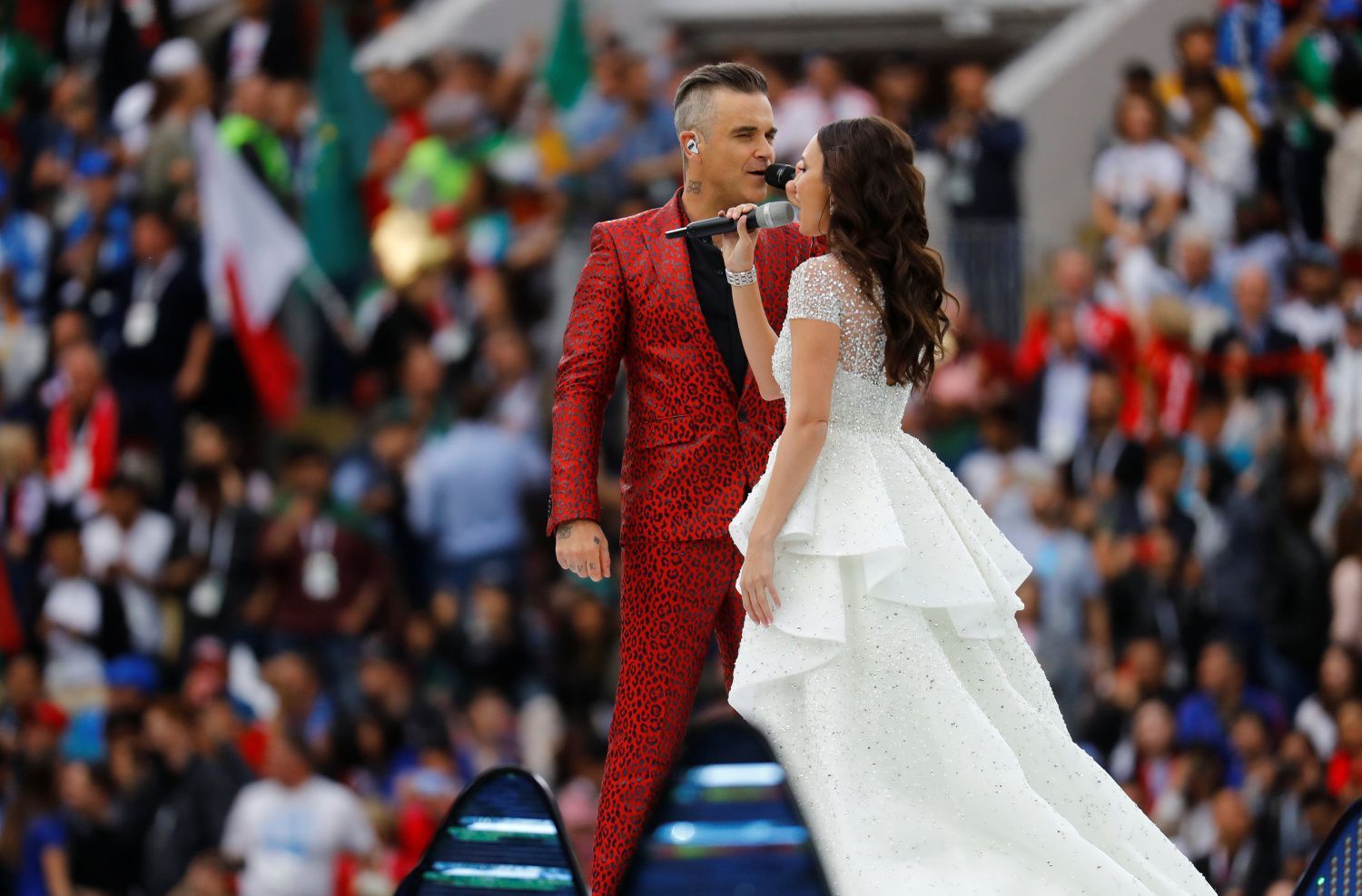 Robbie Williams a Aida Garifullinová zpívají na slavnostním zahájení fotbalového MS 2018 v Rusku.