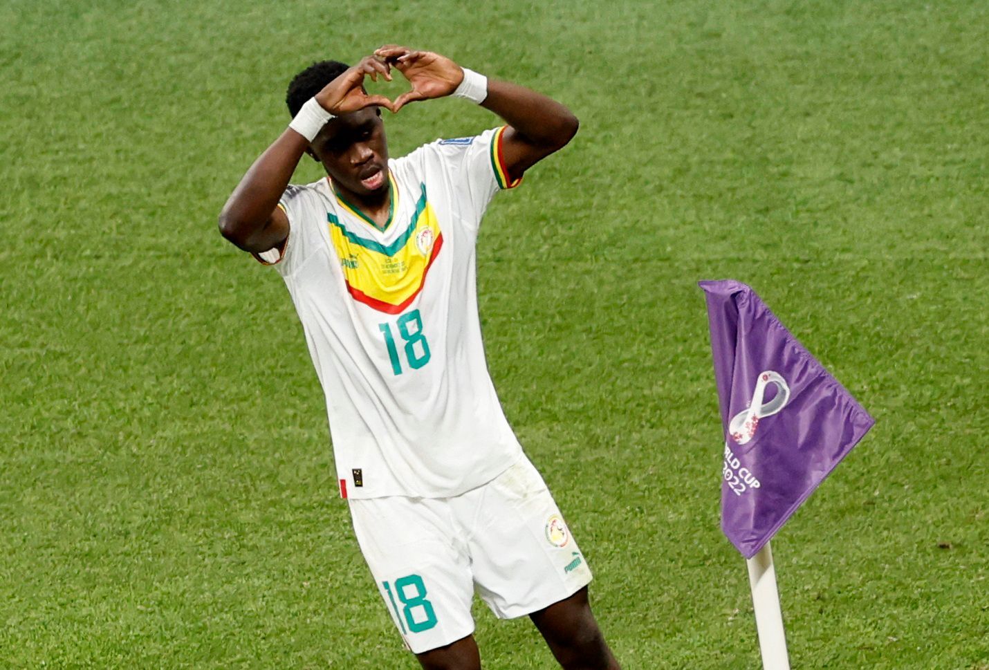 Ismaila Sarr slaví gól v zápase MS 2022 Ekvádor - Senegal
