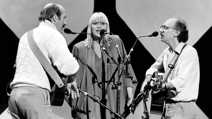 Peter, Paul and Mary zpívají Blowin’ in the Wind od Boba Dylana. Foto: Profimedia.cz