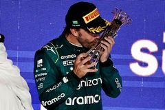 Komentář: Daj-li mu trofej, nebo nedaj-li mu trofej? Causa Alonso poškodila formuli 1