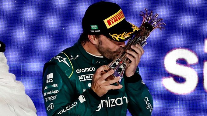 Fernando Alonso z Aston Martinu slaví třetí místo ve Velké ceně Saúdské Arábie F1 2023