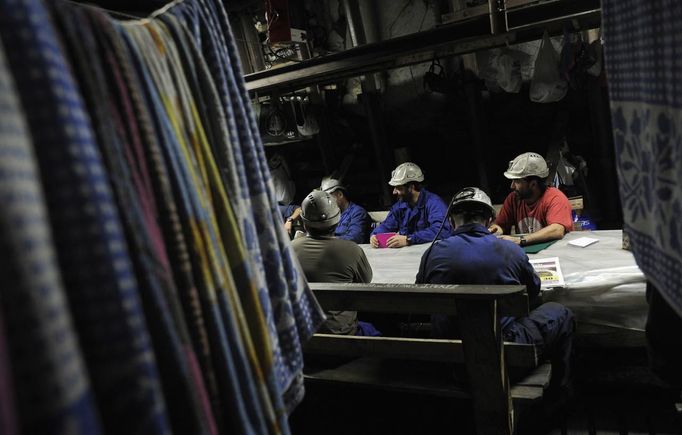 Coal miners talk during the 23rd day of their sit-in protest at the mine of Santa Cruz del Sil, northern Spain, June 12, 2012. In the northwestern province of Leon, seven miners have been occupying a gallery around 700 metres underground to demand that the Spanish government continues subsidizing the coal mining sector. REUTERS/ Eloy Alonso (SPAIN - Tags: ENERGY EMPLOYMENT BUSINESS CIVIL UNREST) Published: Čer. 12, 2012, 5:34 odp.