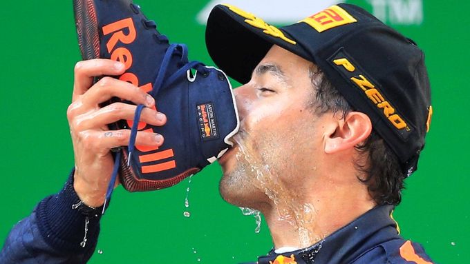 Daniel Ricciardo si ani v Číně po triumfu neodpustil svůj oblíbený přípitek z boty.