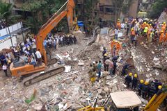 Po zřícení hotelu v Indii zůstalo nejméně 10 obětí, příčinou pádu budovy byl nejspíš náraz auta
