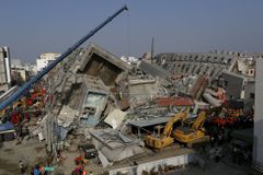 Zemětřesení na Tchaj-wanu má už 39 obětí, záchranáři stále prohledávají trosky