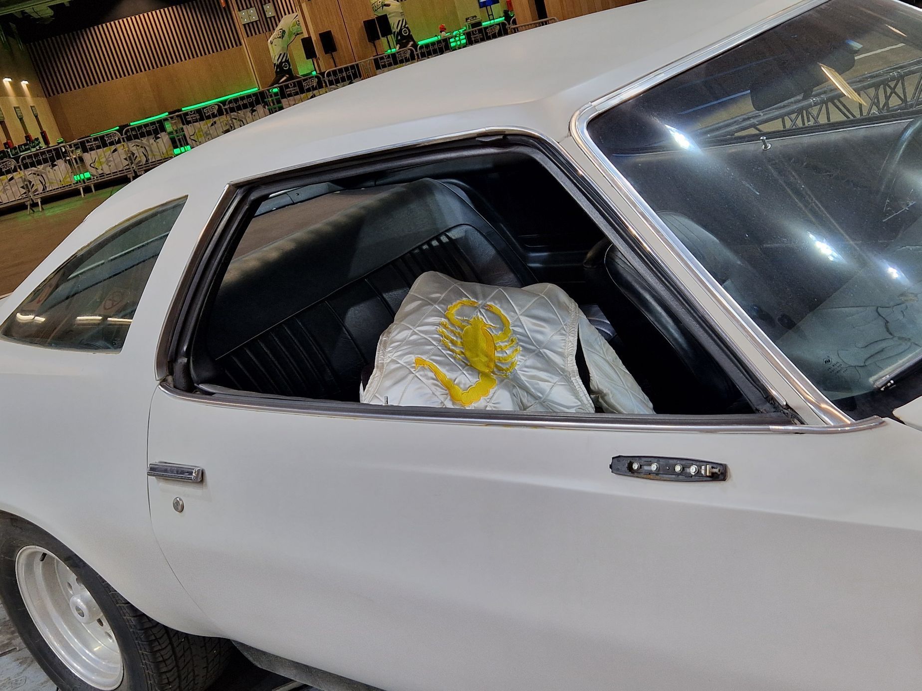 historická a filmová auta autosalon Paříž