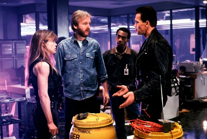 Linda Hamilton, režisér James Cameron, Joe Morton a Arnold Schwarzenegger při natáčení Terminátora 2.