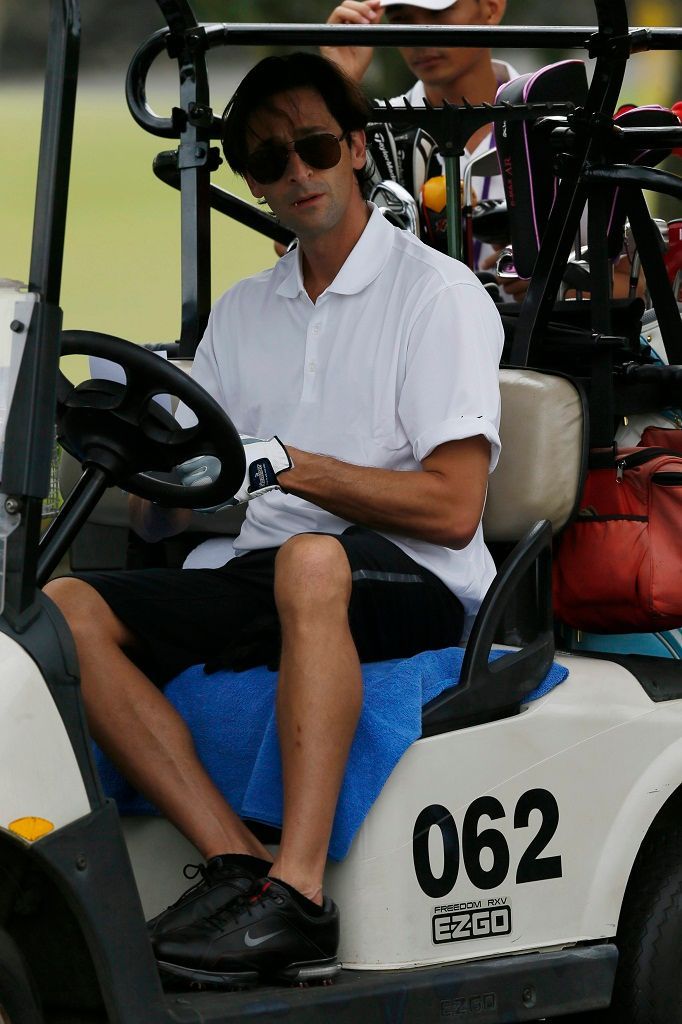Celebrity hrají golf (herec Adrien Brody)