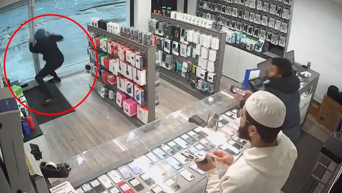 Muž chtěl utéct z prodejny se dvěma telefony. Netušil, že dveře jsou již zamčené.