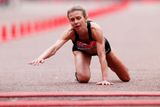 Britská atletka Hayley Carruthersová padla vyčerpáním jen pár centimetrů před cílem Londýnského maratonu.