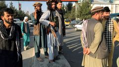 Příslušníci Tálibánu hlídkují před kábulským letištěm, ale nebrání nikomu jít dovnitř.