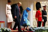 Amerického prezidenta královna uvítala krátkou vojenskou přehlídkou hradní stráže.