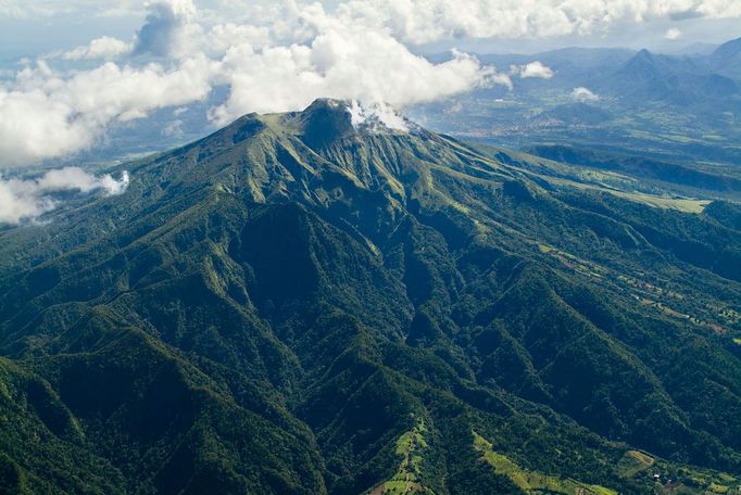 Sopky a lesy hory Pelée a Pitons na severu Martiniku, Francie