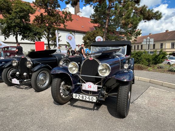 Dvě výjimečné Bugatti s pětilitrovými osmiválci.