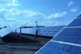 Nová fotovoltaická elektrárna se v Hrušovanech rozkládá na ploše 7 hektarů...