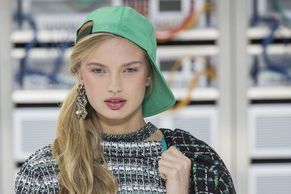 Trendy z Paříže: Vzory, kůže i elegantní kšiltovky