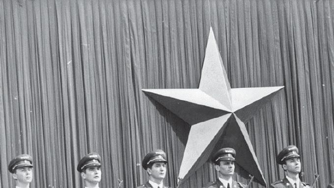 Lubomír Štrougal a Gustáv Husák na prvomájové tribuně. Rok 1975.
