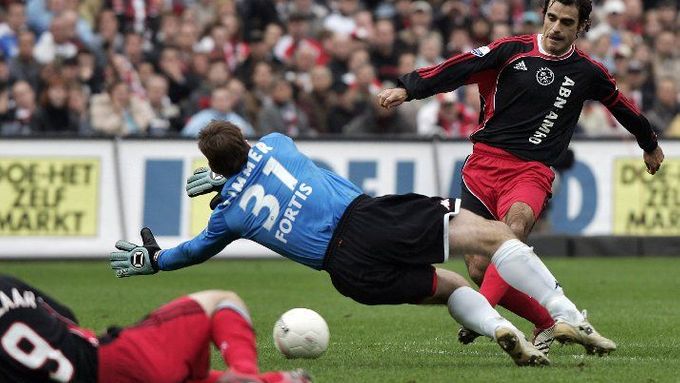 Feyenoord dostává jeden ze čtyř gólů od rivalů z Ajaxu.