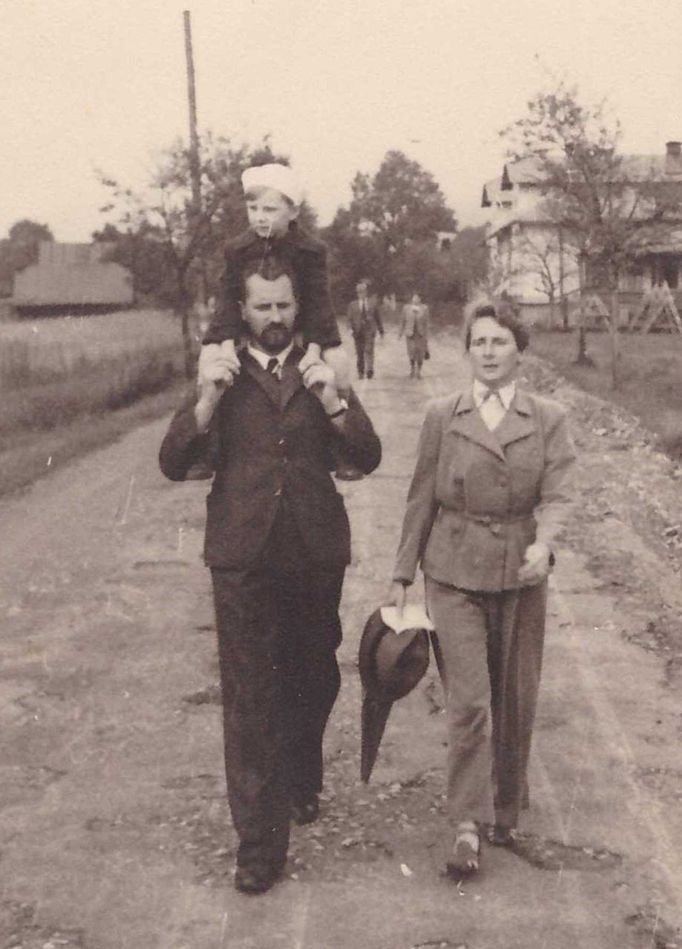 Dcera Jiřina na ramenou otce Vladimíra, vedle maminka Jiřina.