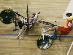 Kanaďan Travis Smith (vlevo) a Číňan Qi Tang leží na zemi po ošklivém pádu v kvalifikaci keirinu na MS dráhových cyklistů na Malorce.