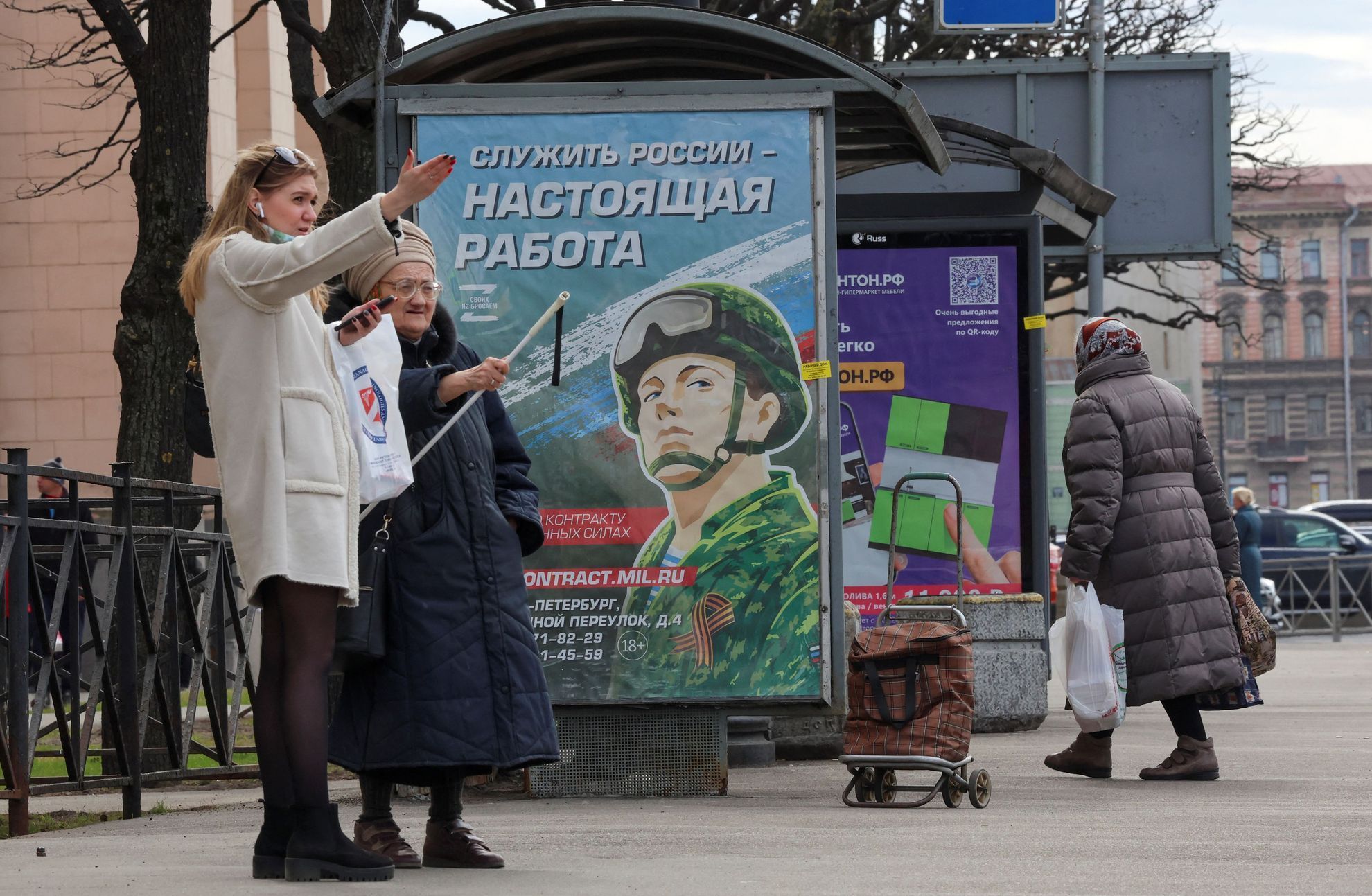 Billboard v Petrohradu nabádá ke vstupu do ruské armády, k podpisu kontraktu.