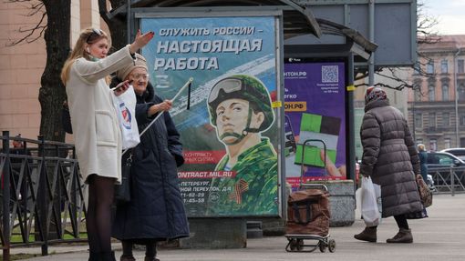 Billboard v Petrohradu nabádá ke vstupu do ruské armády, k podpisu kontraktu.