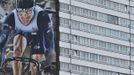 Workers replace a window on a high rise residential building with a poster of Team GB track cyclist Chris Hoy, overlooking the Olympic Park in Stratford, in east London July 19, 2012. REUTERS/Toby Melville (BRITAIN - Tags: SPORT OLYMPICS CYCLING) Published: Čec. 19, 2012, 1:22 odp.