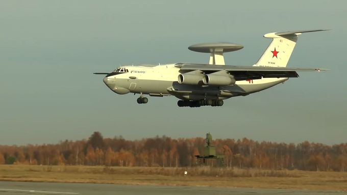Ruský výzvědný letoun A-50, který je vybaven radary, může sledovat vzdušné cíle do vzdálenosti až 230 kilometrů.