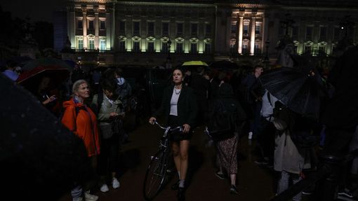 Tisíce lidí se svíčkami a květinami dlouho do noci truchlily před Buckinghamským palácem pro královnu Alžbětu II. Tíživou atmosféru umocňoval déšť.