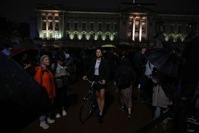 Tisíce lidí se svíčkami a květinami dlouho do noci truchlily před Buckinghamským palácem pro královnu Alžbětu II. Tíživou atmosféru umocňoval déšť.