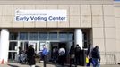 Voters walk into the Franklin County in-person absentee voting location to cast their ballot in Columbus, Ohio November 5, 2012. REUTERS/Matt Sullivan (UNITED STATES - Tags: ELECTIONS POLITICS USA PRESIDENTIAL ELECTION) Published: Lis. 5, 2012, 3:53 odp.