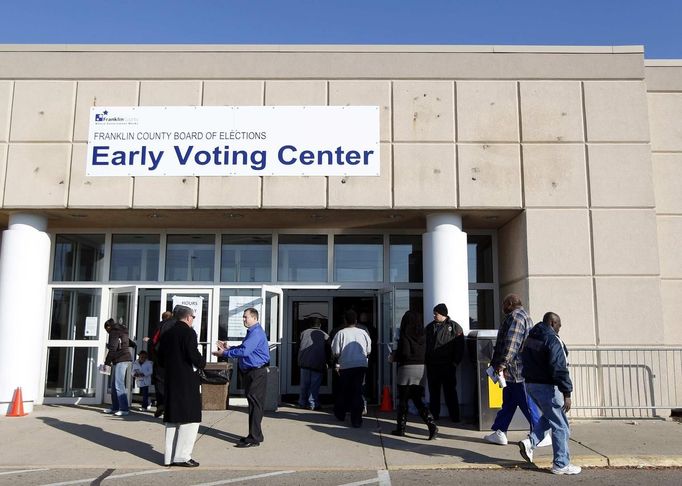 Voters walk into the Franklin County in-person absentee voting location to cast their ballot in Columbus, Ohio November 5, 2012. REUTERS/Matt Sullivan (UNITED STATES - Tags: ELECTIONS POLITICS USA PRESIDENTIAL ELECTION) Published: Lis. 5, 2012, 3:53 odp.