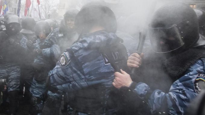 Pořádková policie zahalená slzným plynem. (25. listopadu 2013)