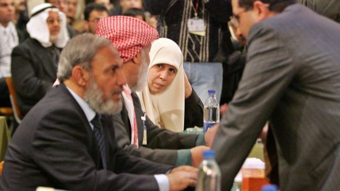 Zasedání parlamentu se v Gaze zúčastnila i členka Hamasu Mirjam Farhatisová. Ta je v západních médiích známá pod přezdívkou "matka teroristů": tři její synové spáchali atentáty proti Izraelcům.