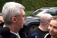 "Jsem gay, jsem teplej!" Vtipálci narušili Havlíčkův brífink hlasitou hudbou