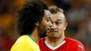 Marcelo a Xherdan Shaqiri v zápase Brazílie - Švýcarsko na MS 2018