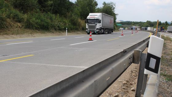 První jízda po opravené D1. Jsou tu zálivy i pískové bariéry