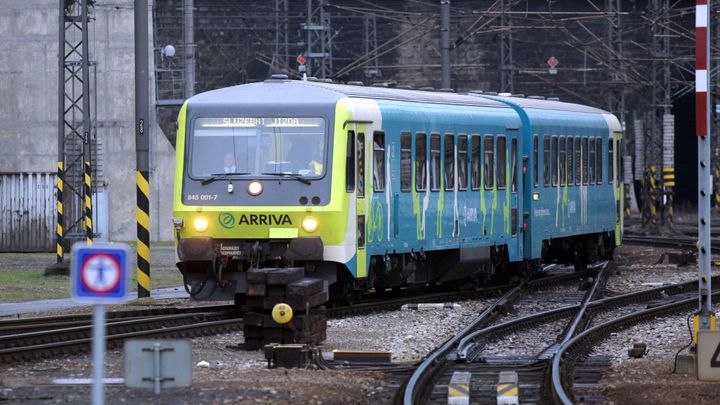 Zpoždění, jazyková bariéra strojvedoucích. Problémy Arrivy prověří kontroloři