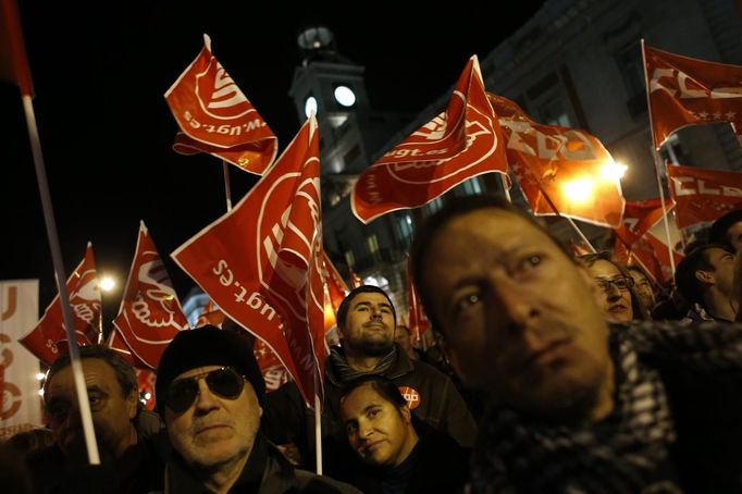 People attend a union rally on the eve of a general strike at Madrid's Puerta del Sol square November 13, 2012. Spain's two largest labour unions have called for a general strike on November 14, the second against the conservative government since they took power in December and coinciding with industrial action in Portugal on the same day. REUTERS/Susana Vera (SPAIN - Tags: BUSINESS EMPLOYMENT CIVIL UNREST POLITICS) Published: Lis. 13, 2012, 9:20 odp.