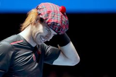 Nevídaná exhibice: zrzavý Murray si zahrál poprvé od Wimbledonu, porazil ho Federer v sukni