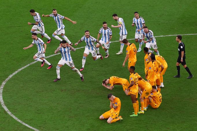 Argentinci slaví postup přes Nizozemsko do semifinále MS.