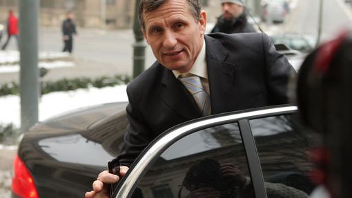 12. ledna 2009: Jiří Čunek vystupuje z auta před Úřadem vlády. Dnes dopoledne oznámil, že odejde z vlády.