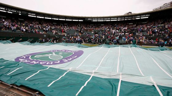 Plachta jako symbol porážky tenistů od přírody, odpolední program na Wimbeldonu vzala voda.vzala