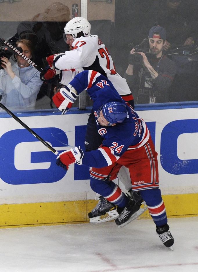 NHL: NY Rangers - Washington Capitals, 1. zápas (Ryan Callahan, Karl Alzner, střet)