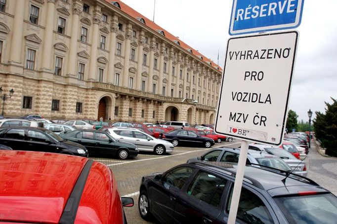 Parkoviště před Černínským palácem bylo jako jediné na Hradčanech v pondělí zaplněné.