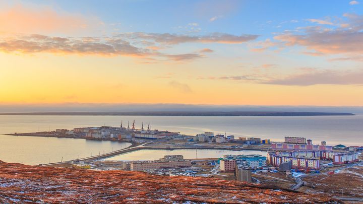 Utajený polární klenot. Město "na konci světa" napájí jaderná elektrárna na lodi; Zdroj foto: Consfone (CC BY-SA 4.0)