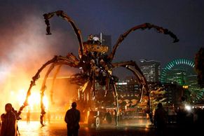 12metrový pavouk se procházel ulicemi Jokohamy