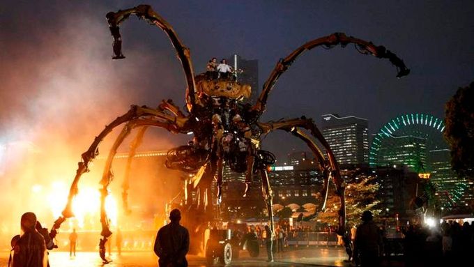 12metrový pavouk se procházel ulicemi Jokohamy